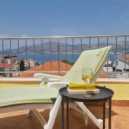 Penthouse Paulina - Large Sunny Terrace - Seaview - 250m To And Restaurants - Free Parking - And Ciovo - 15 Minutes To Airport 公寓 特罗吉尔