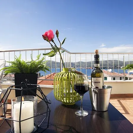 公寓 Penthouse Paulina - Large Sunny Terrace - Seaview - 250m To And Restaurants - Free Parking - And Ciovo - 15 Minutes To Airport 特罗吉尔