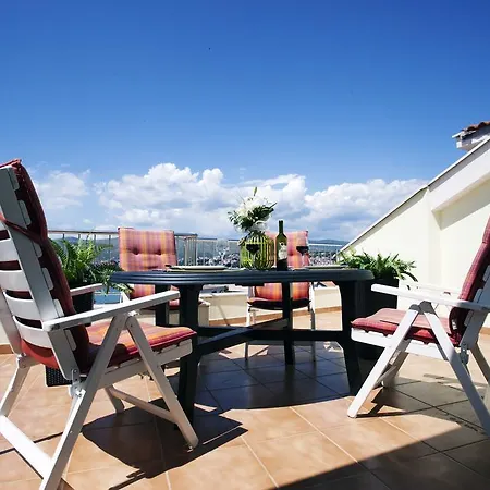 Appartamento Penthouse Paulina - Large Sunny Terrace - Seaview - 250m To And Restaurants - Free Parking - And Ciovo - 15 Minutes To Airport
