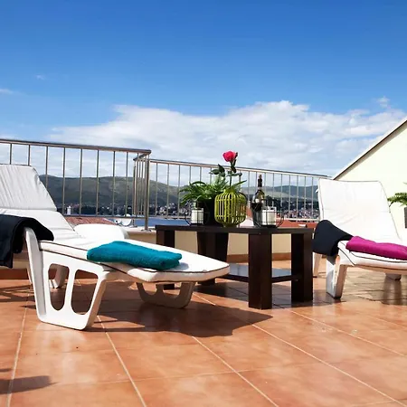 Penthouse Paulina - Large Sunny Terrace - Seaview - 250m To And Restaurants - Free Parking - And Ciovo - 15 Minutes To Airport Appartamento *