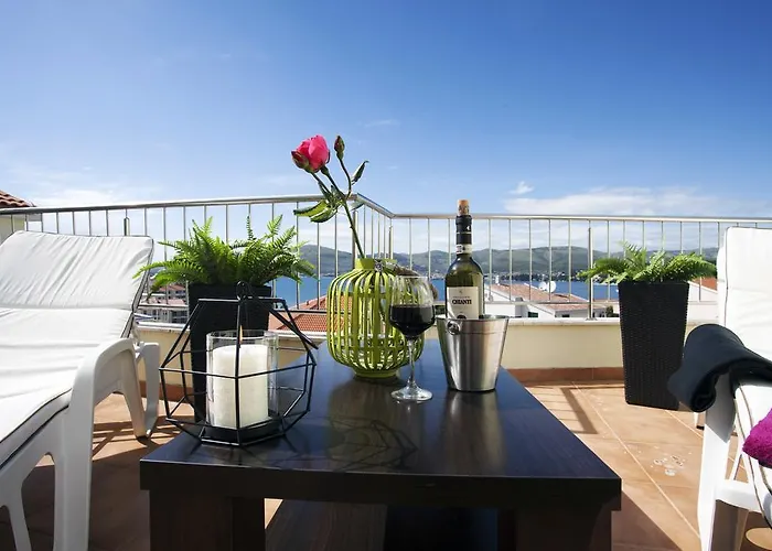 Penthouse Paulina - Large Sunny Terrace - Seaview - 250m To And Restaurants - Free Parking - And Ciovo - 15 Minutes To Airport Trogir