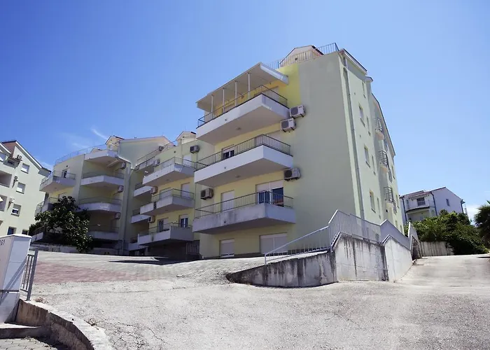 Apartamento Penthouse Paulina - Large Sunny Terrace - Seaview - 250m To And Restaurants - Free Parking - And Ciovo - 15 Minutes To Airport