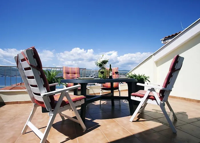 Apartamento Penthouse Paulina - Large Sunny Terrace - Seaview - 250m To And Restaurants - Free Parking - And Ciovo - 15 Minutes To Airport