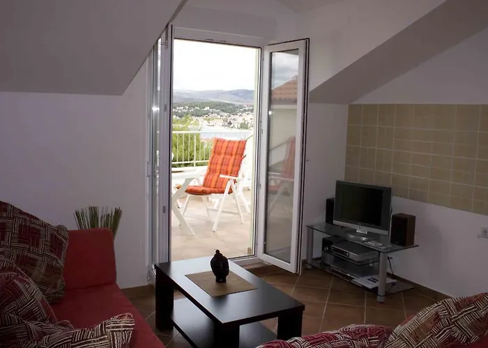 Apartamento Penthouse Paulina - Large Sunny Terrace - Seaview - 250m To And Restaurants - Free Parking - And Ciovo - 15 Minutes To Airport