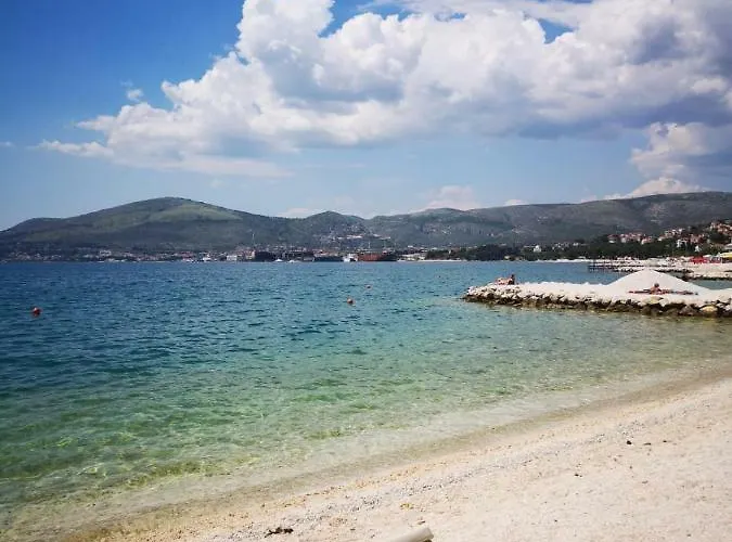 Penthouse Paulina - Large Sunny Terrace - Seaview - 250m To And Restaurants - Free Parking - And Ciovo - 15 Minutes To Airport Trogir