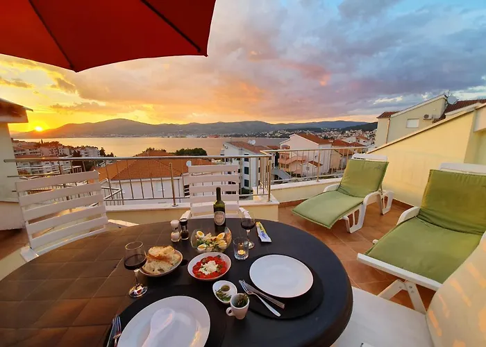 Penthouse Paulina - Large Sunny Terrace - Seaview - 250m To And Restaurants - Free Parking - And Ciovo - 15 Minutes To Airport *